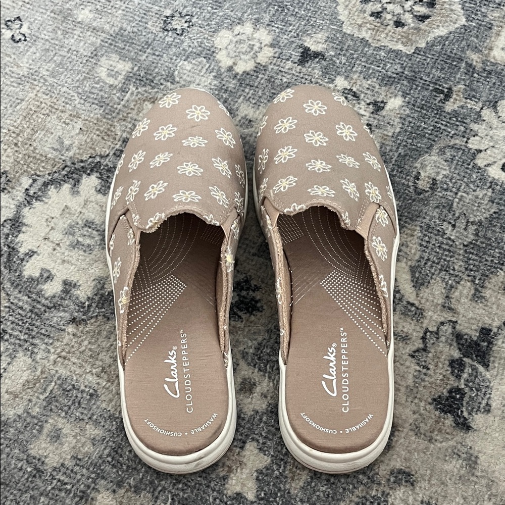 Clarks Women's beige Floral cloudsteppers - Picture 3 of 3